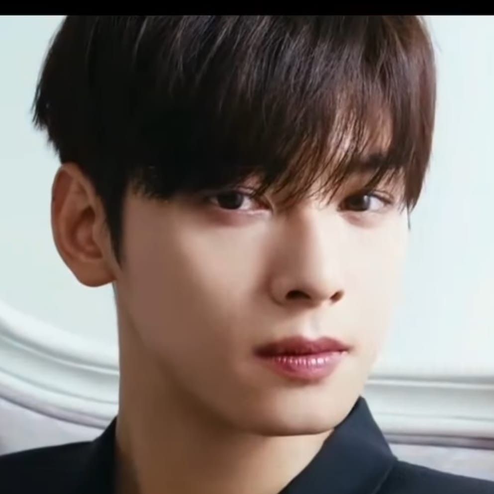 Recent activity shot of Cha Eunwoo