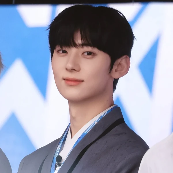 황민현의 매력을 담은 최애돌셀럽 대표 사진