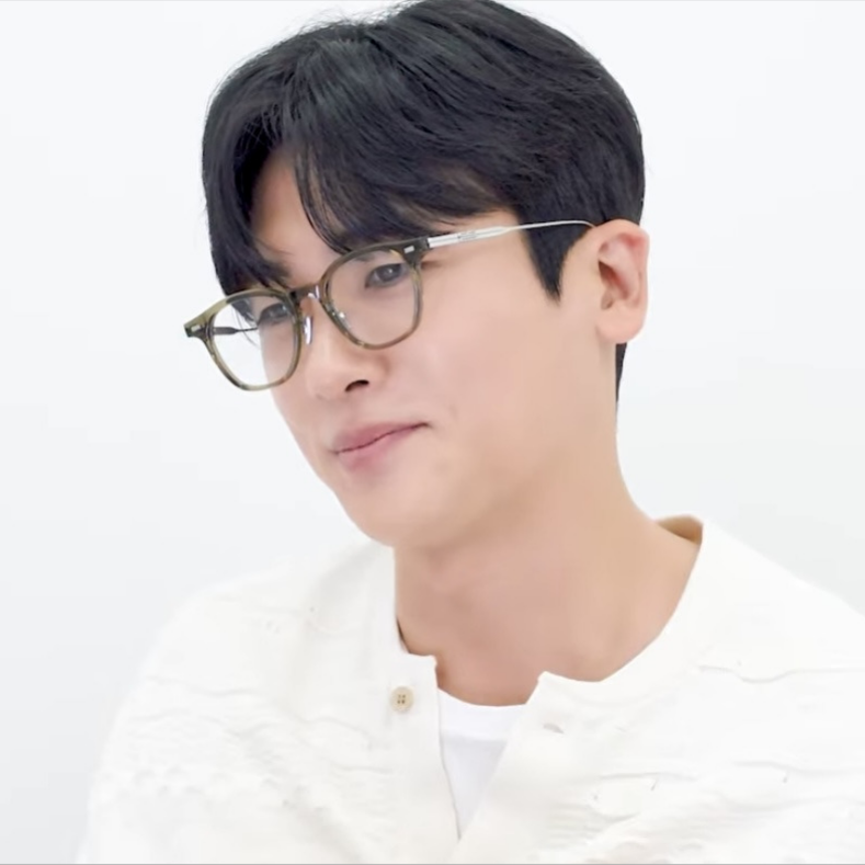 Behind-the-scenes cut of Park Hyungsik