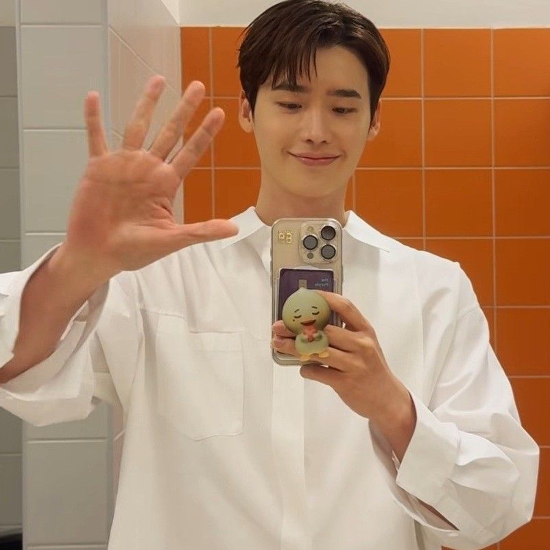 Behind-the-scenes cut of Lee Jongsuk