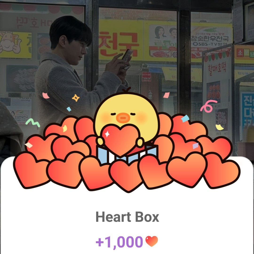 Behind-the-scenes cut of Kim Myungsoo (L)