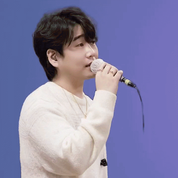 A moment captured by a fan of Hwang Youngwoong