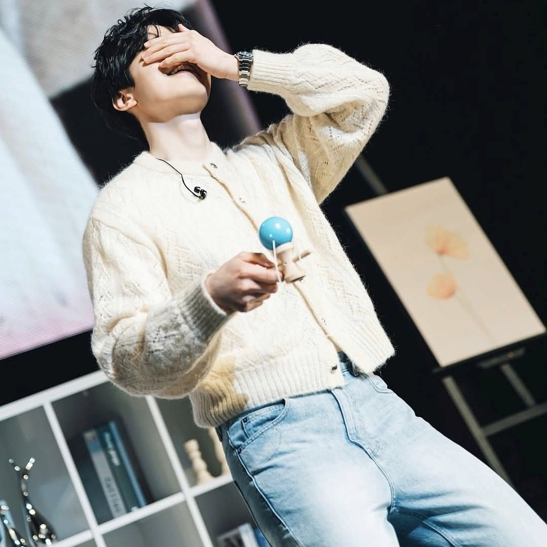 A moment captured by a fan of Lee Dongwook