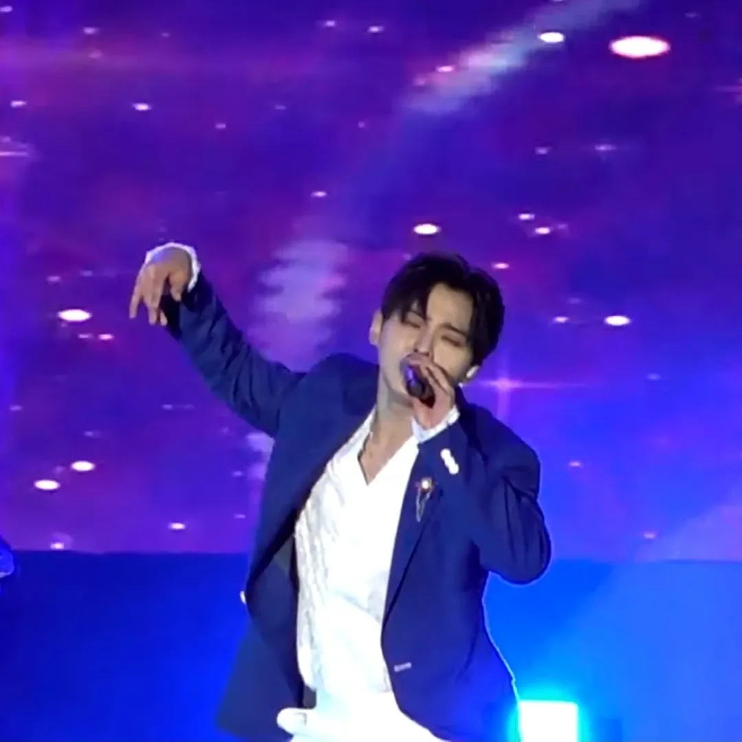A moment captured by a fan of Seong Ri