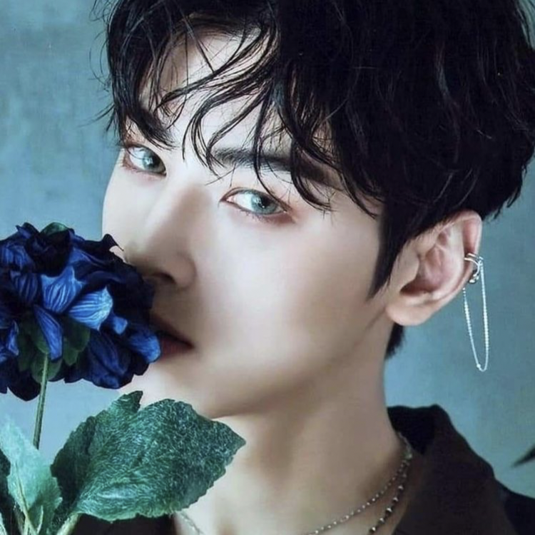 Behind-the-scenes cut of Cha Eunwoo