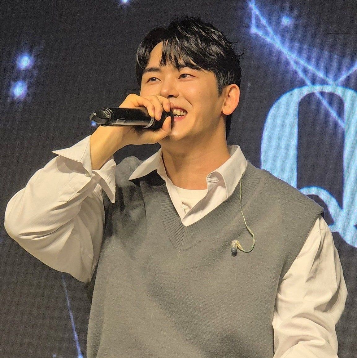 Behind-the-scenes cut of Hoya