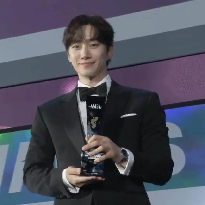 Behind-the-scenes cut of Lee Junho