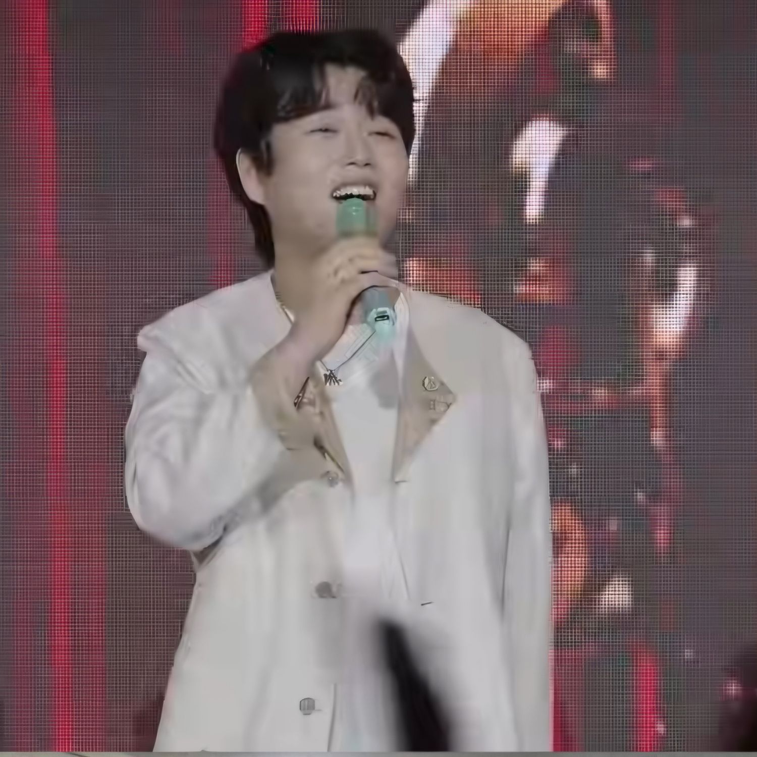 A moment captured by a fan of Hwang Youngwoong