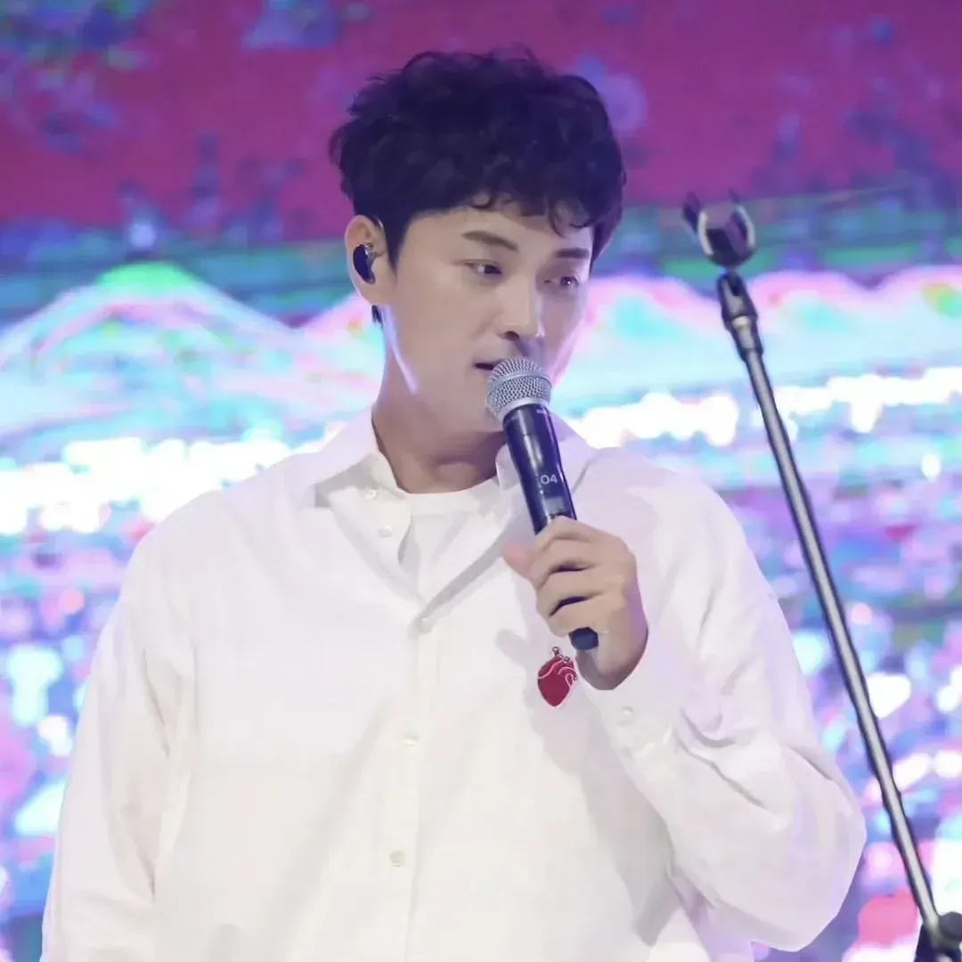 A moment captured by a fan of Min Kyunghoon