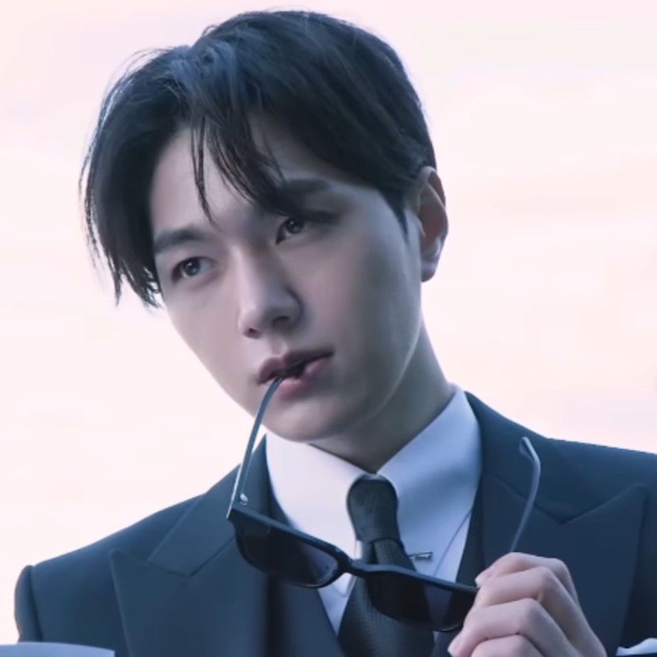 A moment captured by a fan of Kim Myungsoo (L)