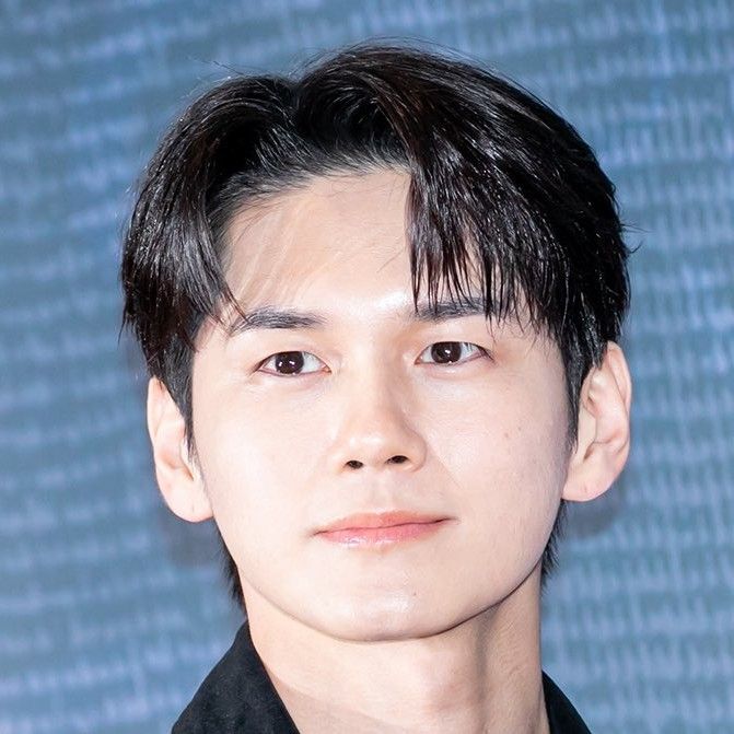 粉丝拍下的邕圣祐瞬间