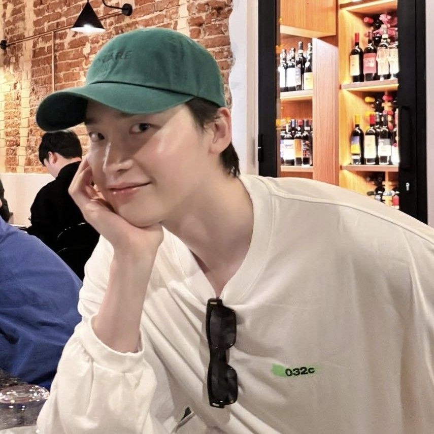 A moment captured by a fan of Lee Jongsuk