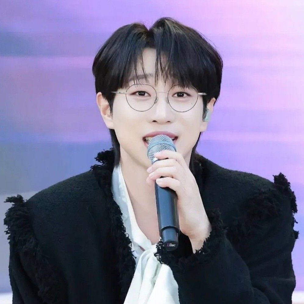 A moment captured by a fan of An Sunghoon