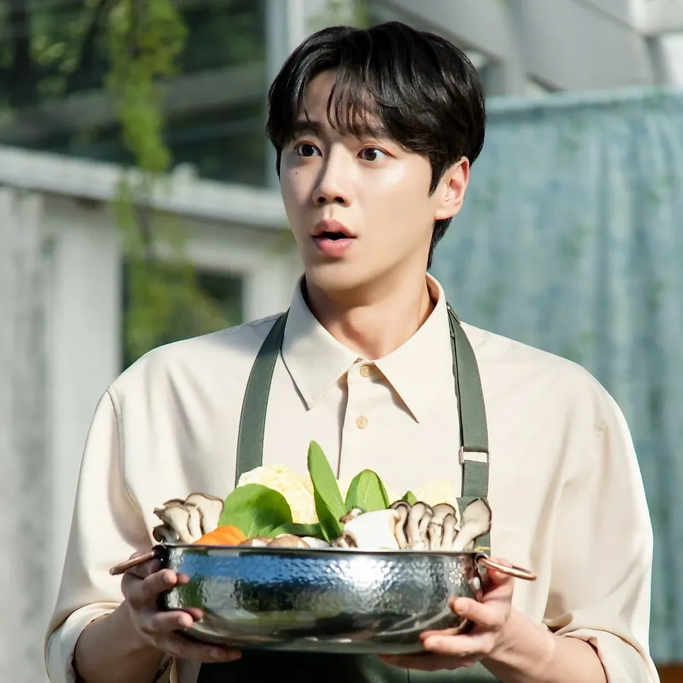 Behind-the-scenes cut of Lee Junyoung