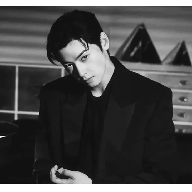 Behind-the-scenes cut of Cha Eunwoo