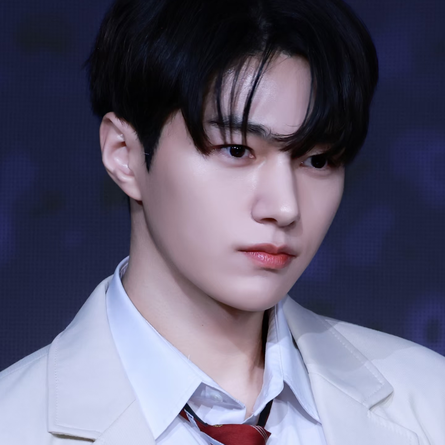 Behind-the-scenes cut of Kim Myungsoo (L)