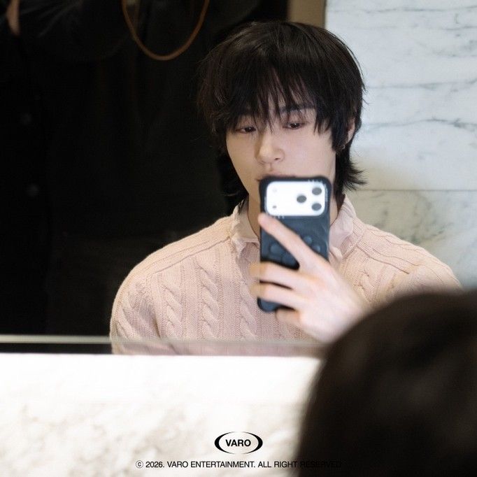 Behind-the-scenes cut of Byeon Wooseok