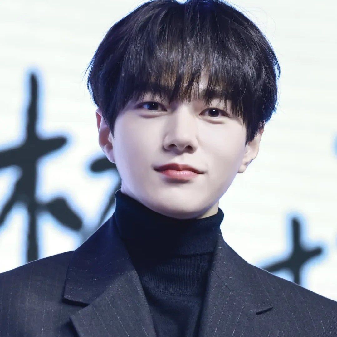 Recent activity shot of Kim Myungsoo (L)