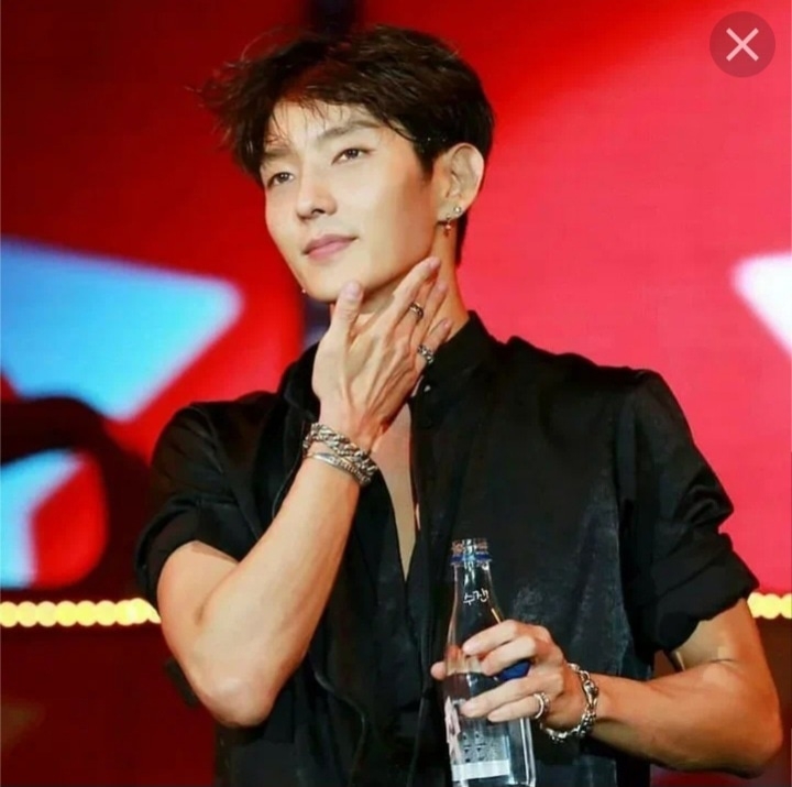 Behind-the-scenes cut of Lee Joongi