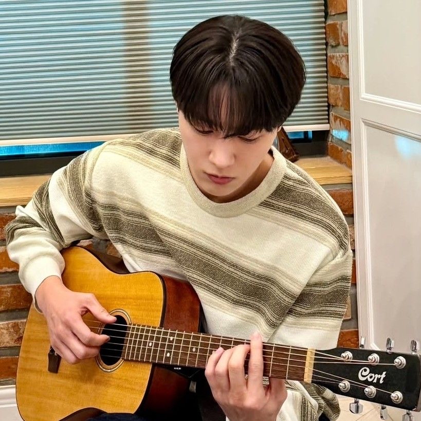 金明洙 (L)的最新照片