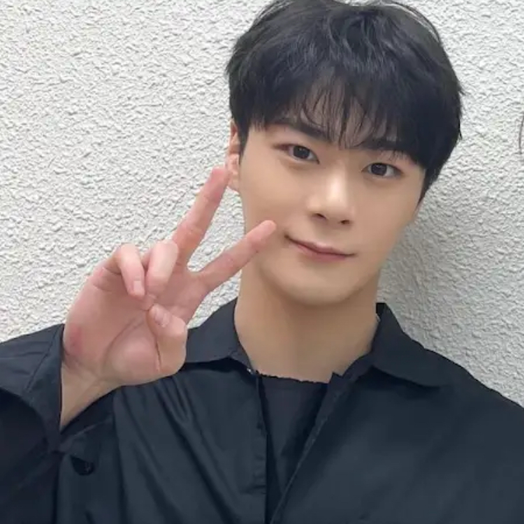 Behind-the-scenes cut of Cha Eunwoo
