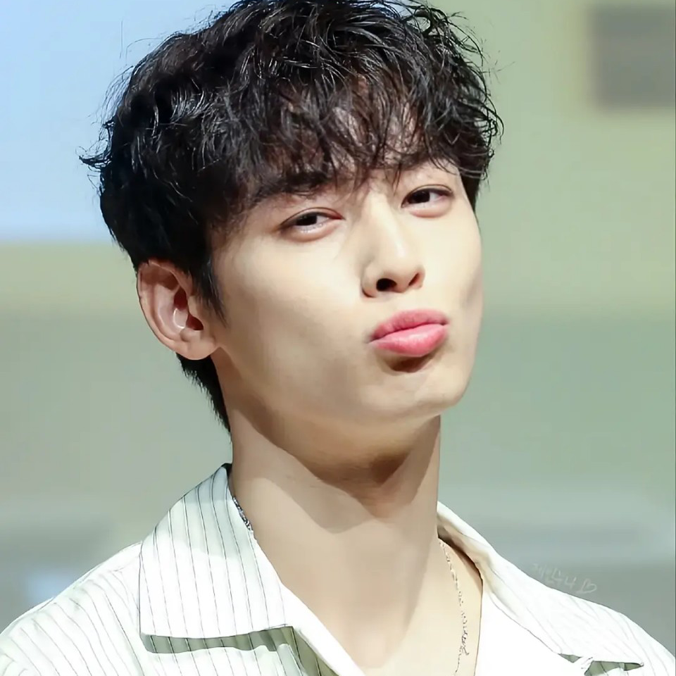 A moment captured by a fan of Cha Eunwoo