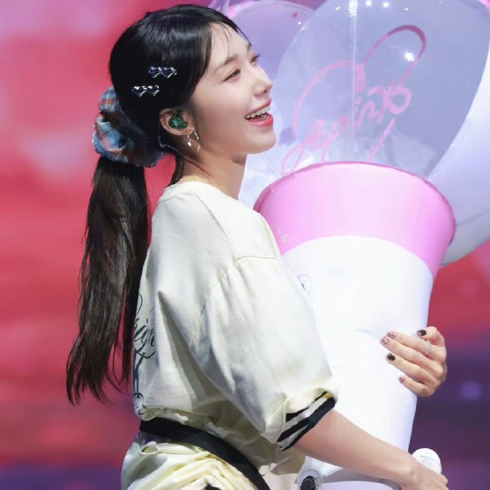 Behind-the-scenes cut of Jung Eunji