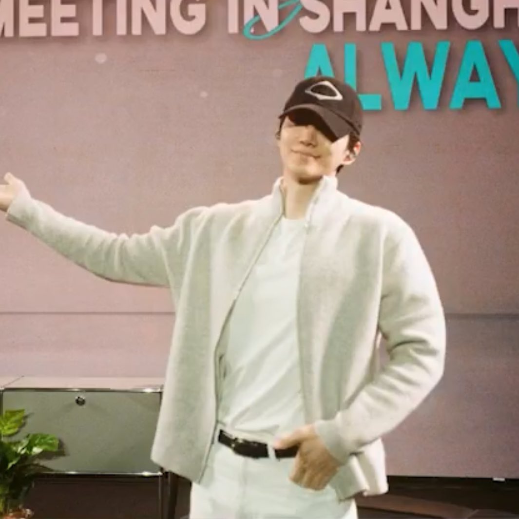 イ・ジュノの最近の活動ショット