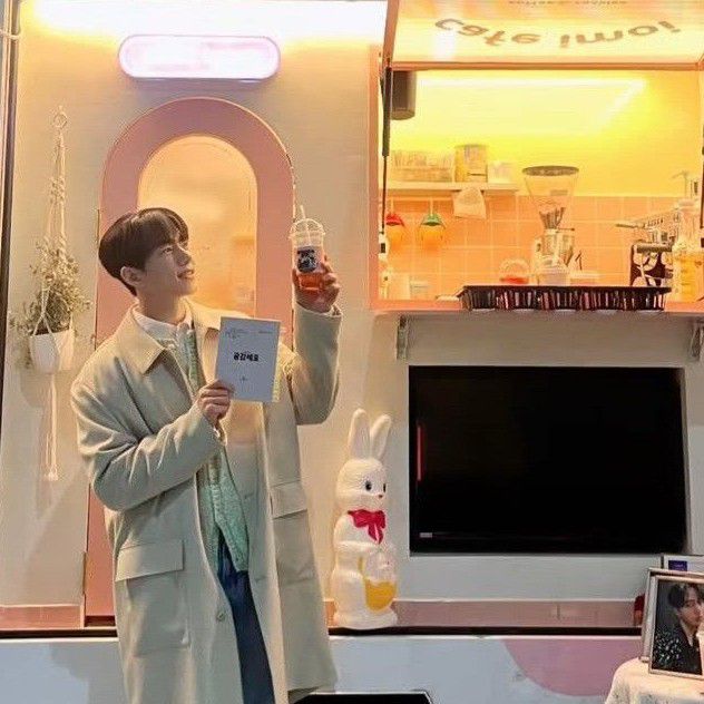 Recent activity shot of Kim Myungsoo (L)