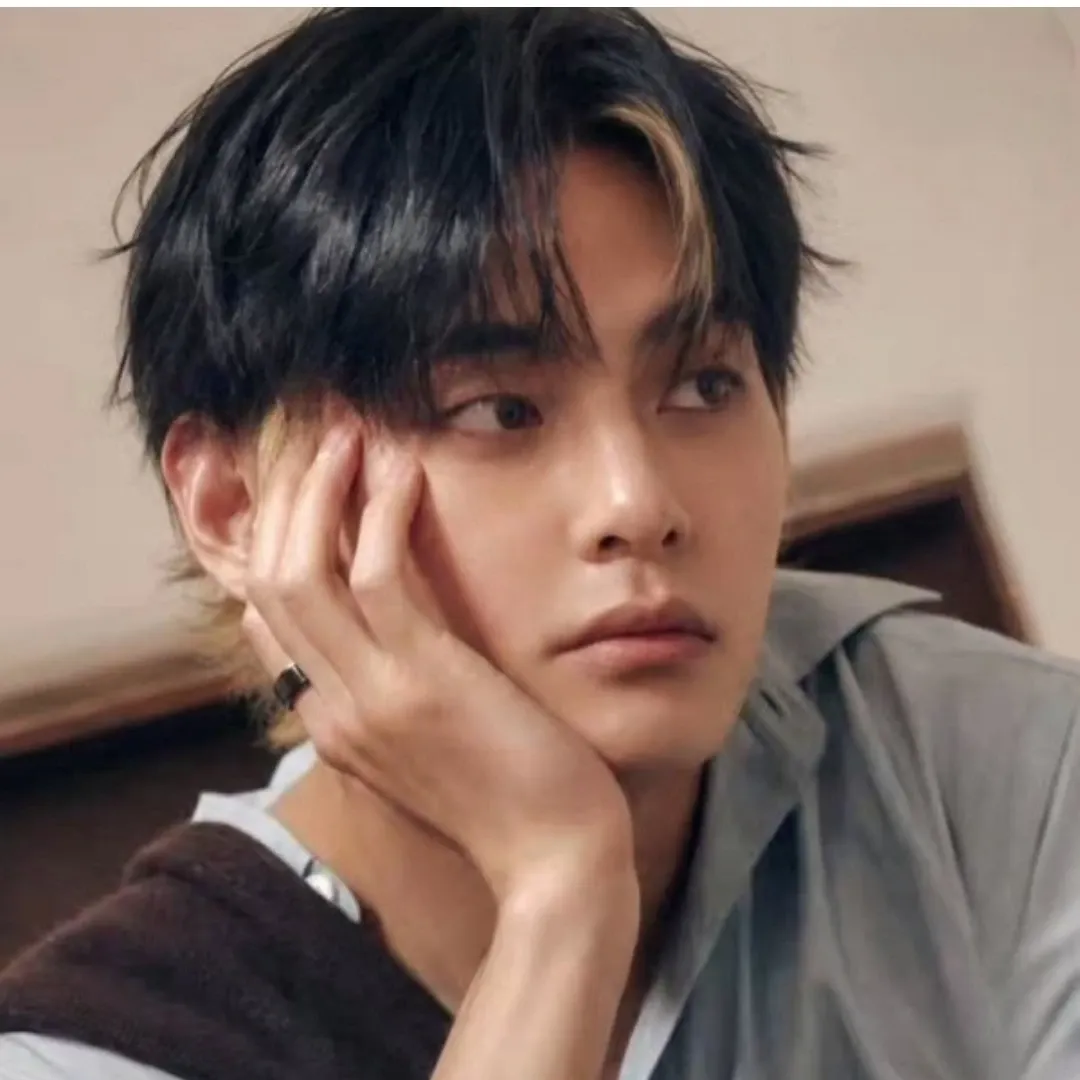 Recent activity shot of Kim Taehyung (V)