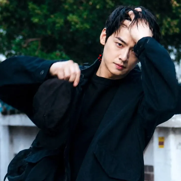 Behind-the-scenes cut of Cha Eunwoo