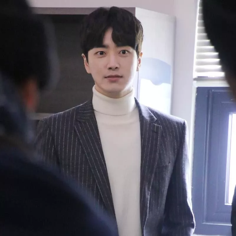 Behind-the-scenes cut of Lee Joonhyuk