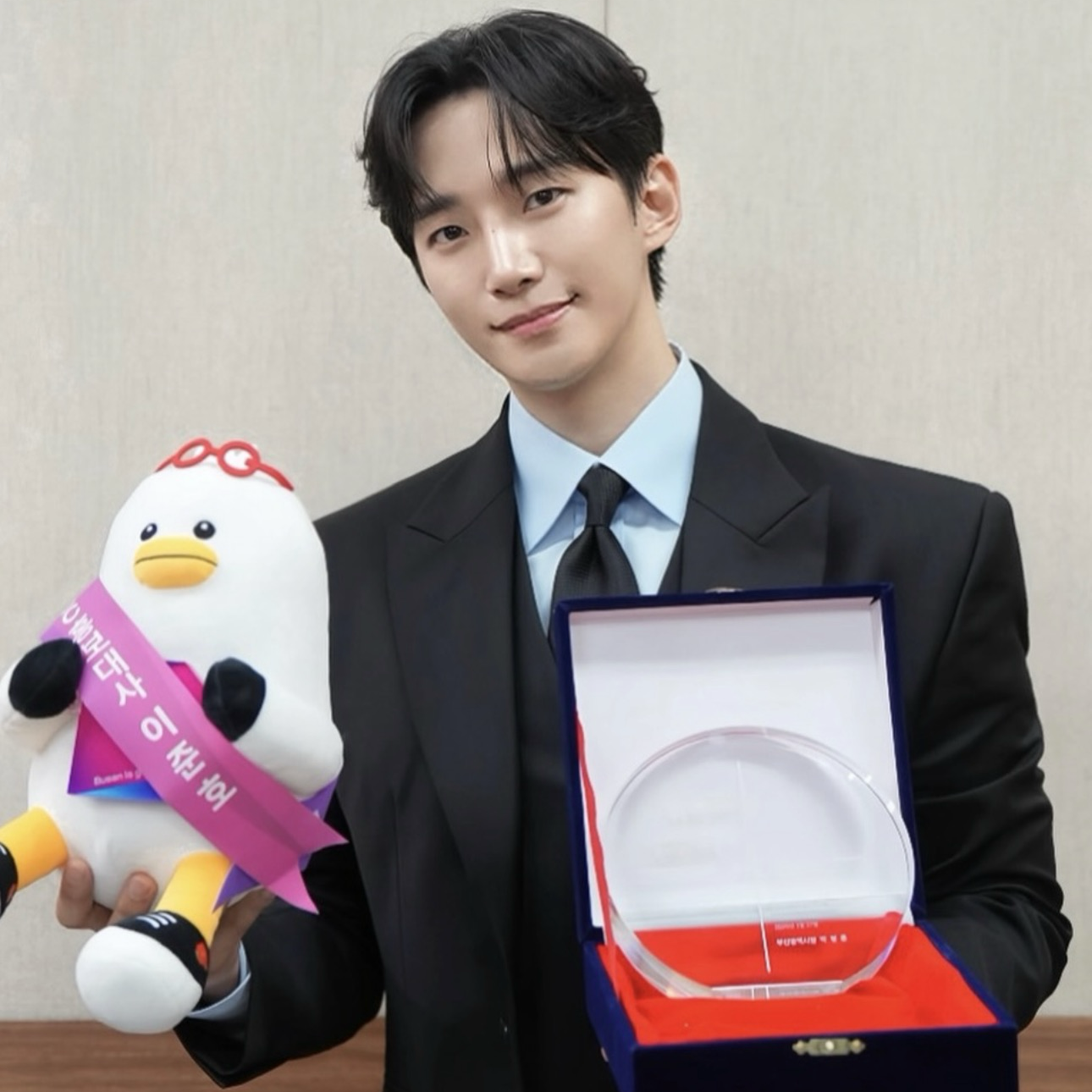 イ・ジュノのビハインドカット