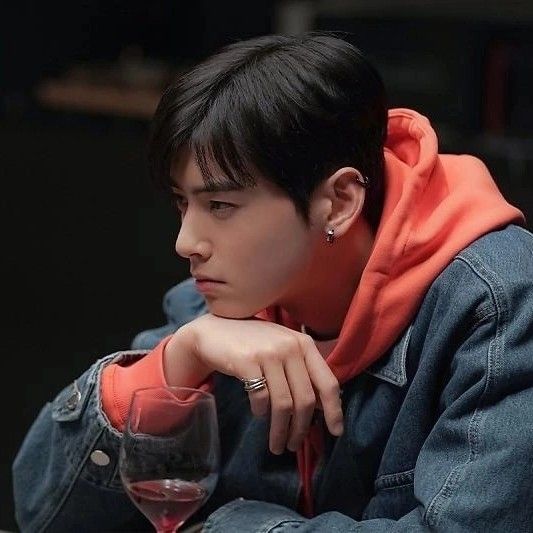 Behind-the-scenes cut of Cha Eunwoo