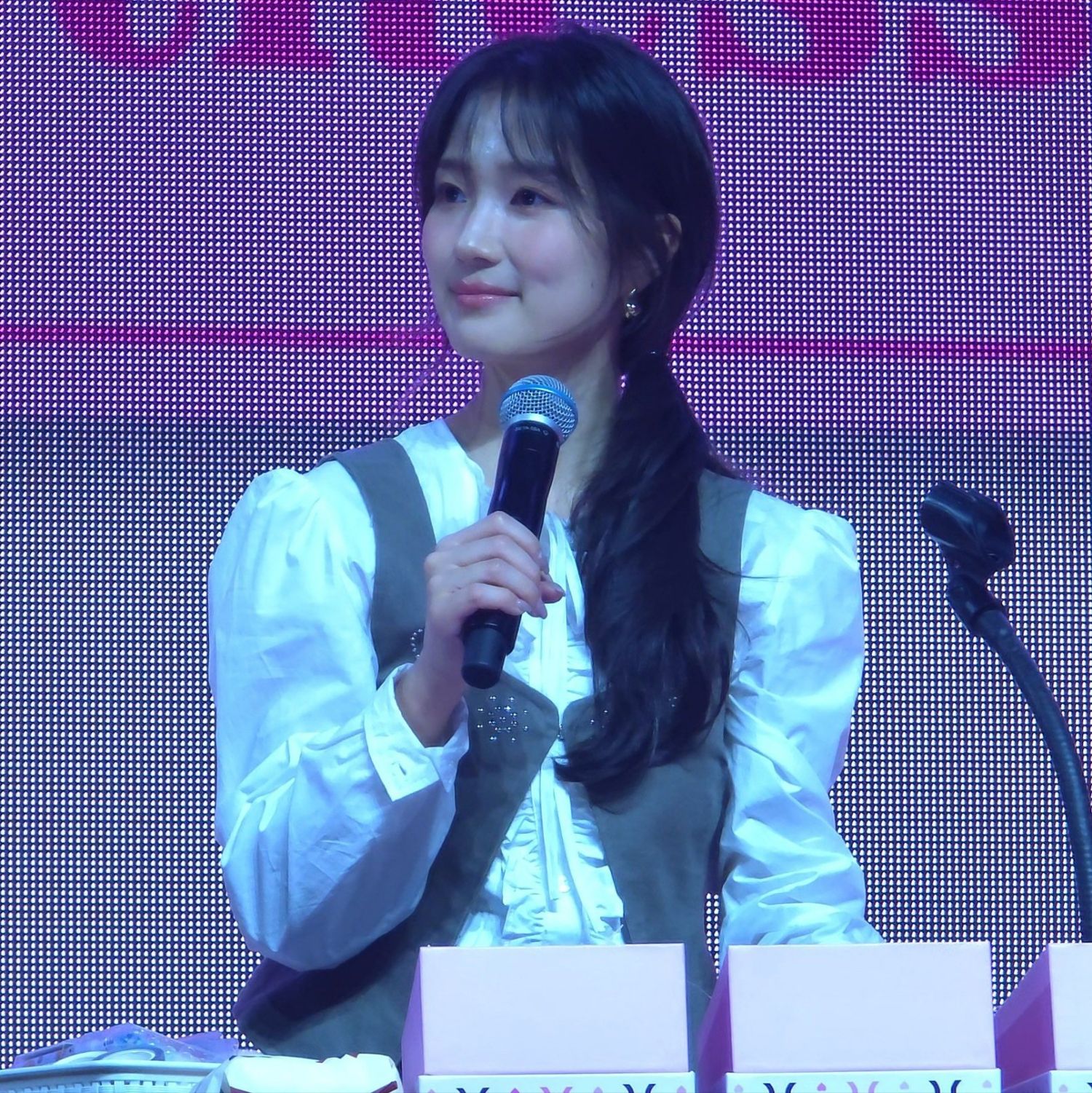 Behind-the-scenes cut of Kim Hyeyoon