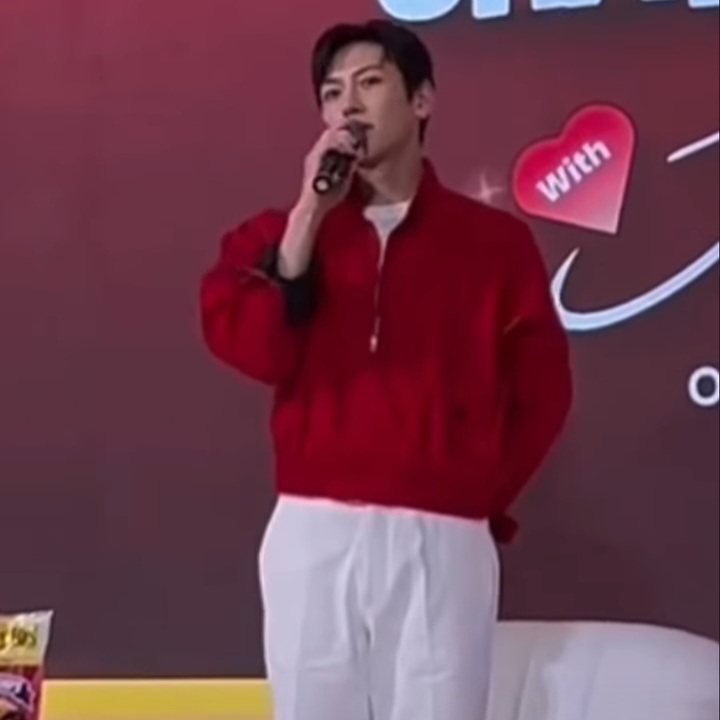 A moment captured by a fan of Ji Changwook