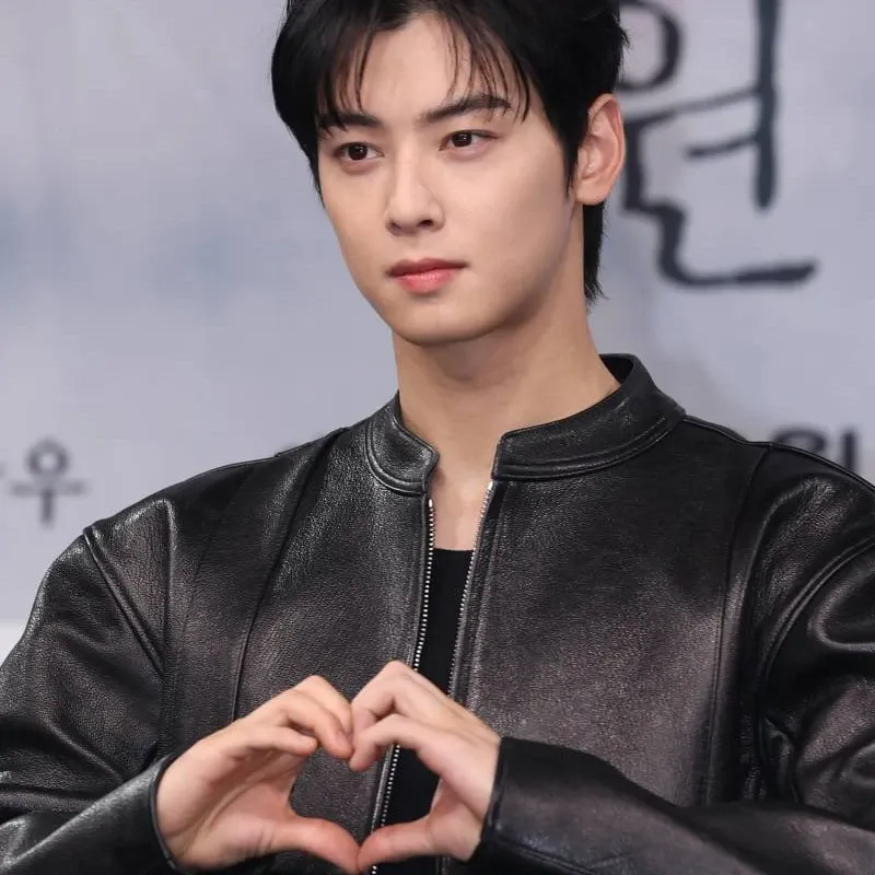 A moment captured by a fan of Cha Eunwoo