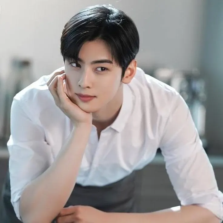 Behind-the-scenes cut of Cha Eunwoo