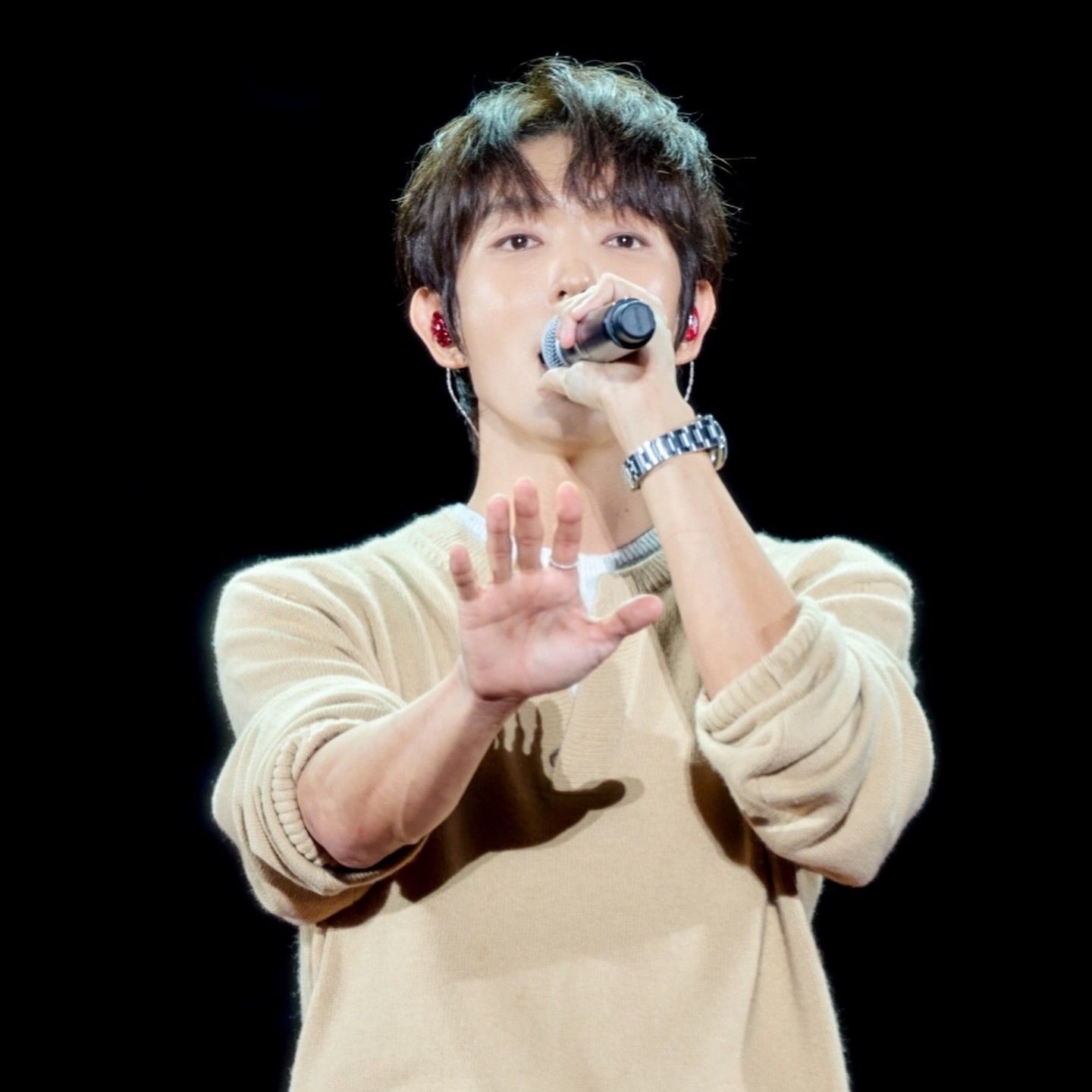 A moment captured by a fan of Lee Joongi