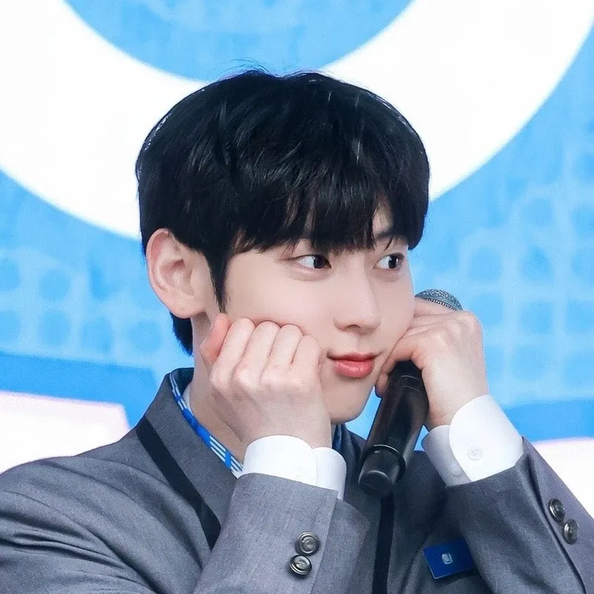 A moment captured by a fan of Hwang Minhyun