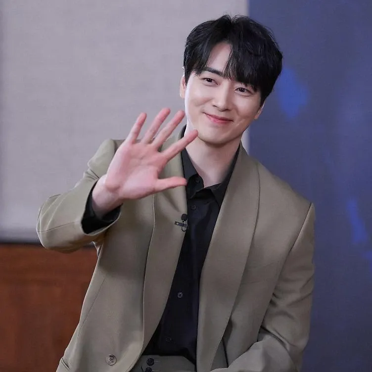 A moment captured by a fan of Lee Joonhyuk