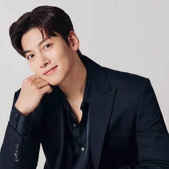 Behind-the-scenes cut of Ji Changwook