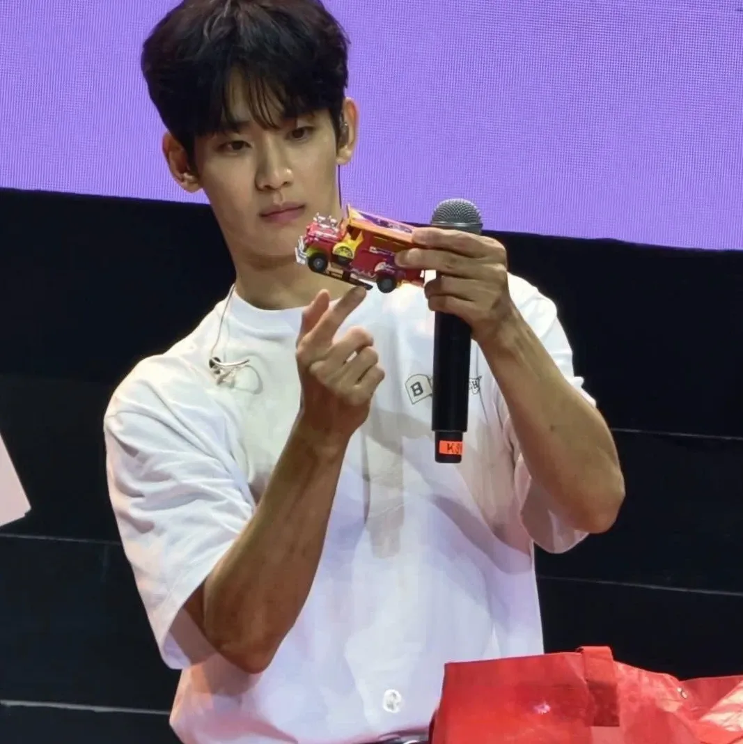 A moment captured by a fan of Kim Soohyun