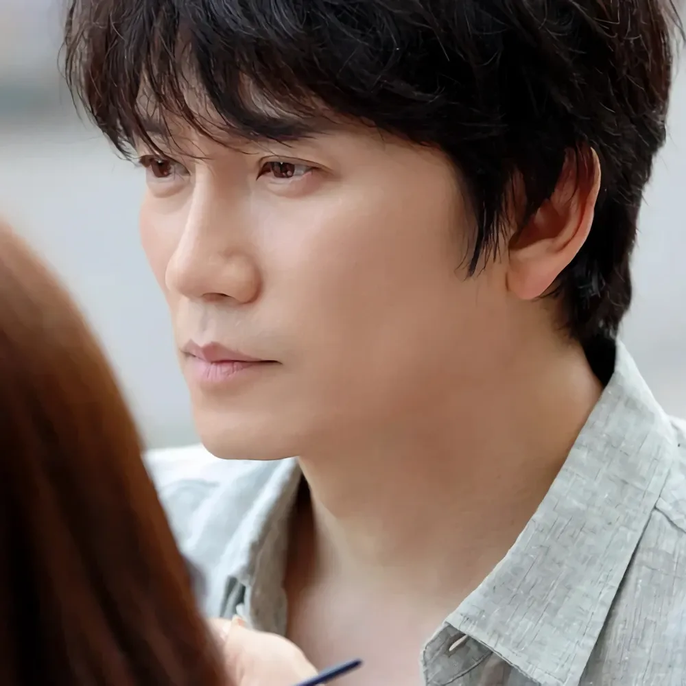 Behind-the-scenes cut of Ji Sung