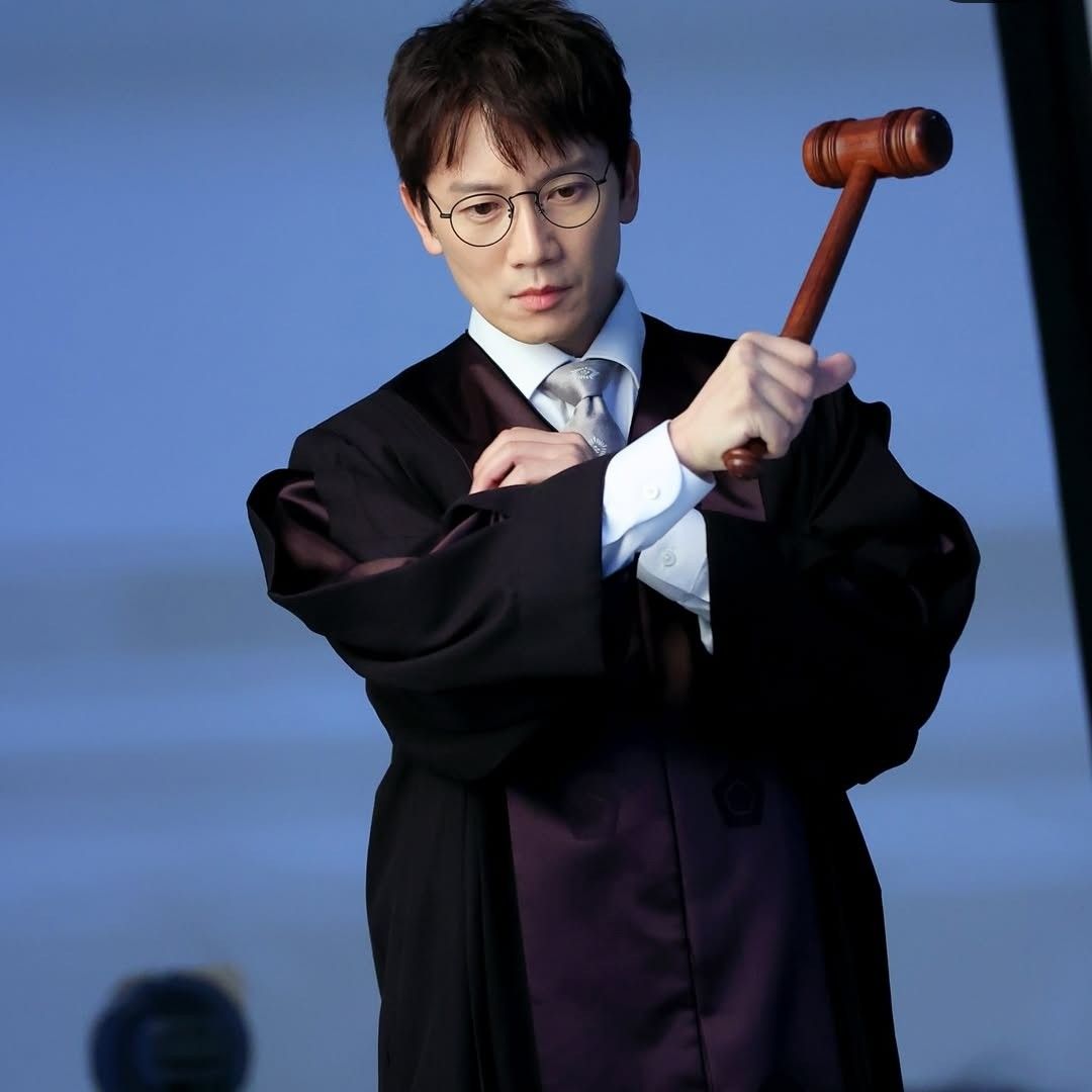 Behind-the-scenes cut of Ji Sung