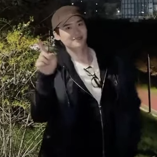A moment captured by a fan of Lee Jongsuk