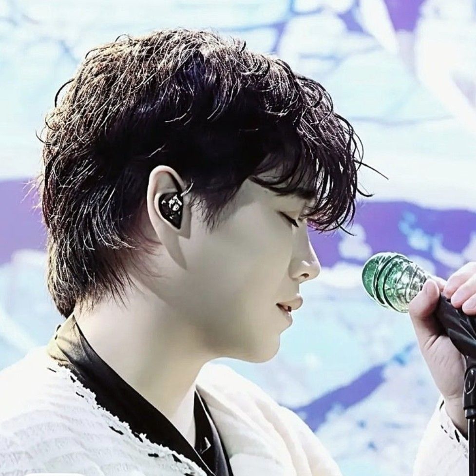 A moment captured by a fan of Hwang Youngwoong