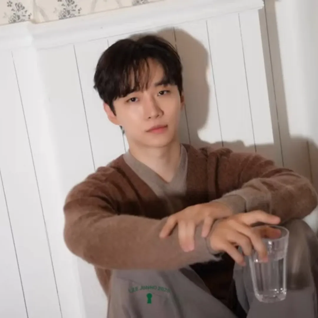 Behind-the-scenes cut of Lee Junho