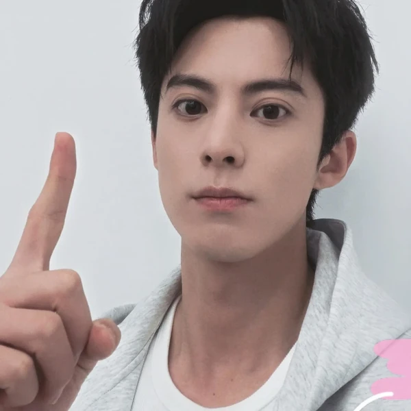 Today’s standout profile photo of Dylan Wang on Choeaedol Celeb