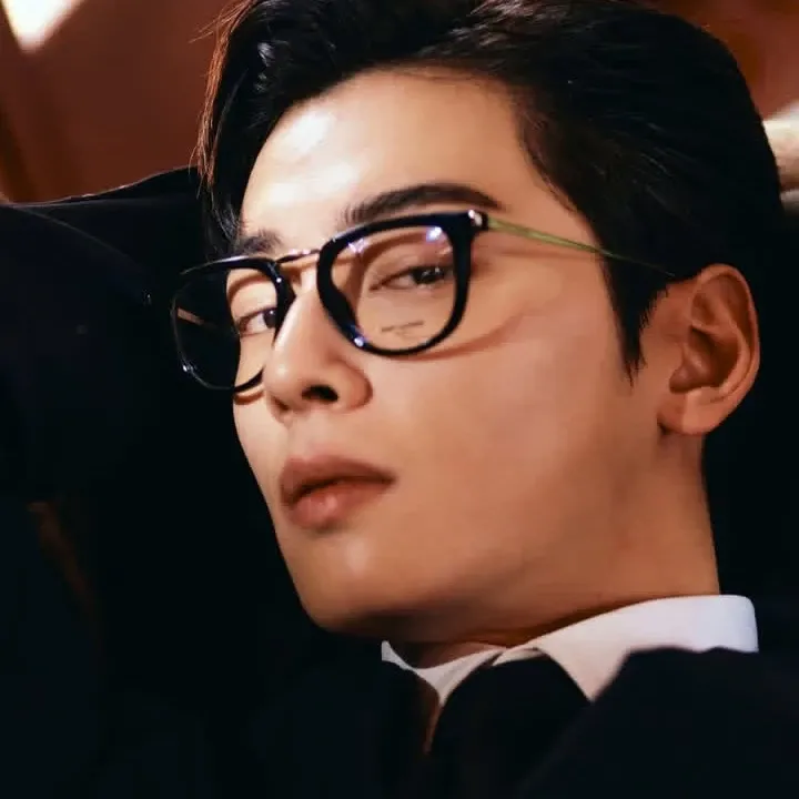 Behind-the-scenes cut of Cha Eunwoo